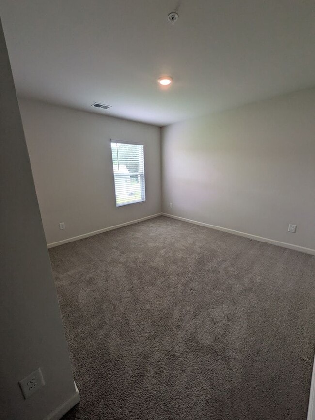 Building Photo - Must see !! In South Fulton