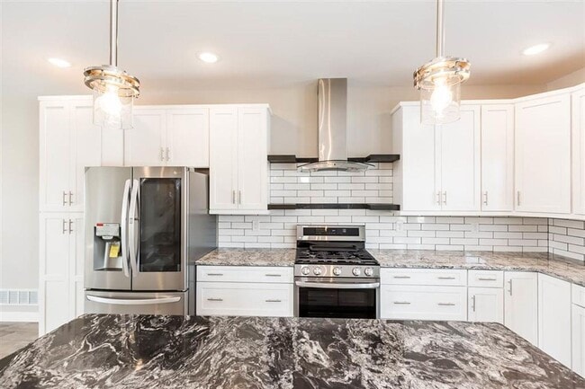 Building Photo - Stunning Home, Great Neighborhood!