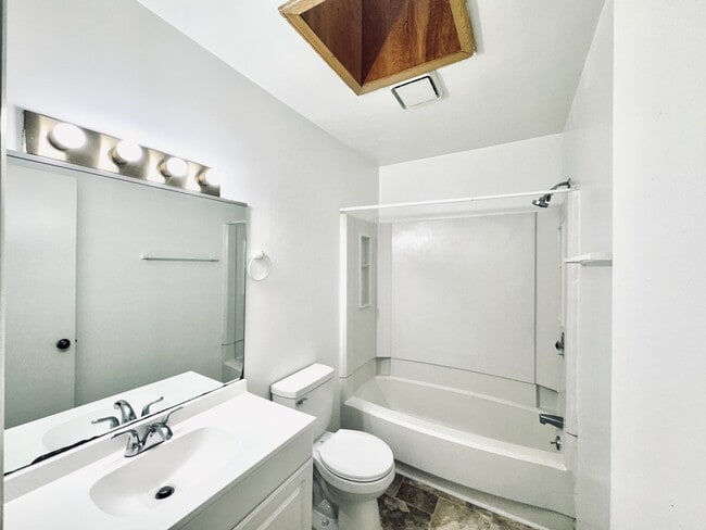 Building Photo - 202 Finley Forest Dr