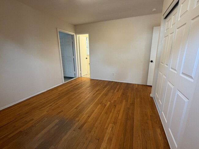 Building Photo - Large Home suitable for Residence or Business