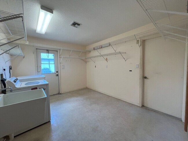 Building Photo - ANNUAL, UNFURNISHED * POOL * CANAL ** AVAIL 8/1/26 * 3 BEDS/2 BATHS * $2,095/month