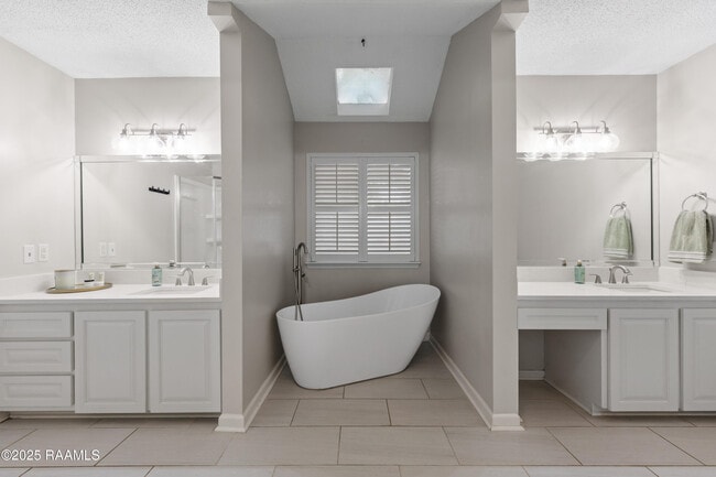 Building Photo - 115 Meadow Glen Dr