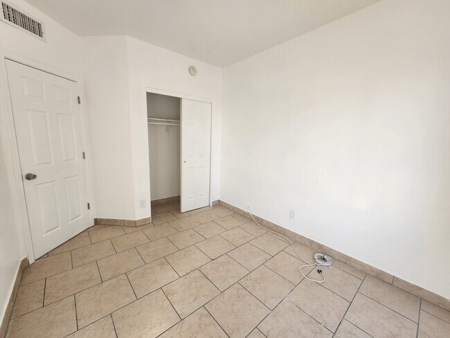 Building Photo - 5983 Avenida Bodega