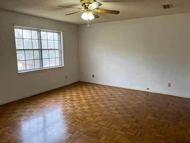 Building Photo - Take a look at this home in West Russellville