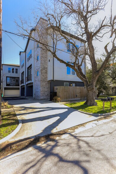 Shared Driveway - 3107 Saint Charles St