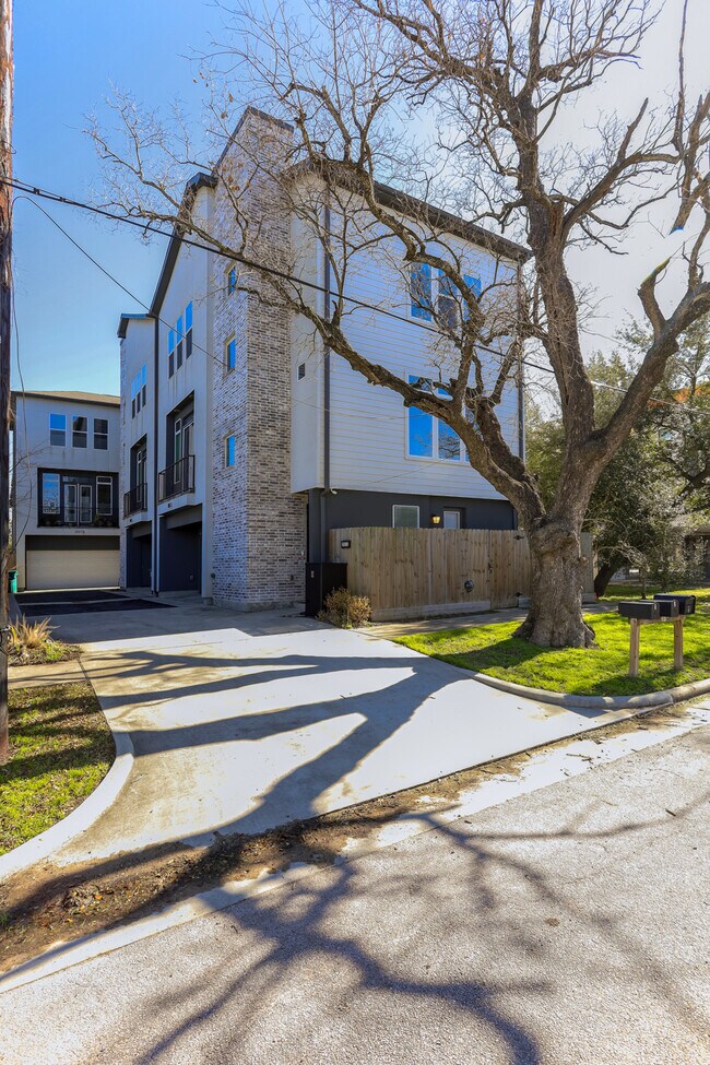 Shared Driveway - 3107 Saint Charles St