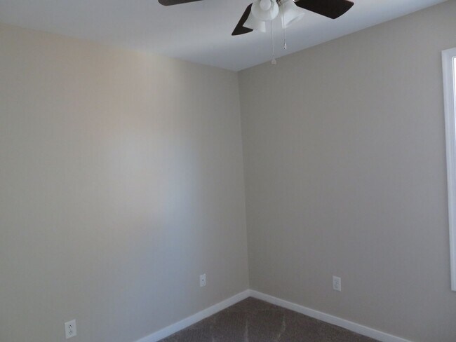 Building Photo - Colonial Heights