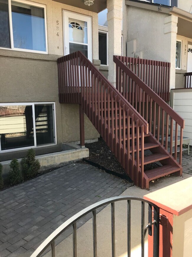 Building Photo - Beautiful 2 BED/3 BATH Louisville Townhome...