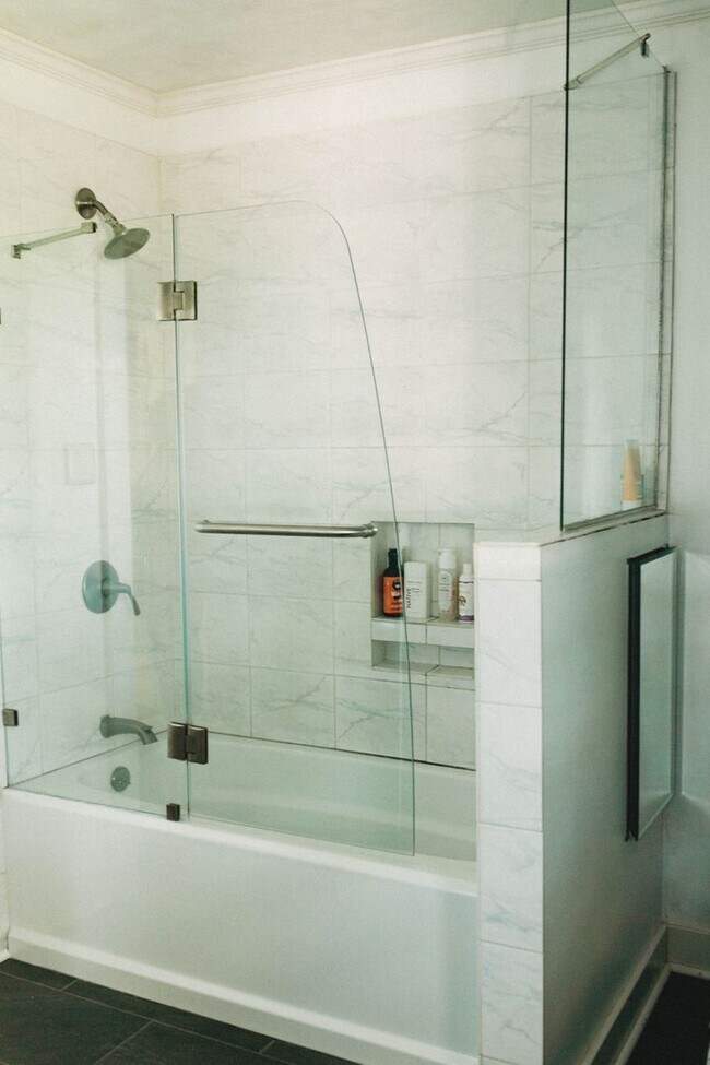 Building Photo - Call Peggy 501 676 1758