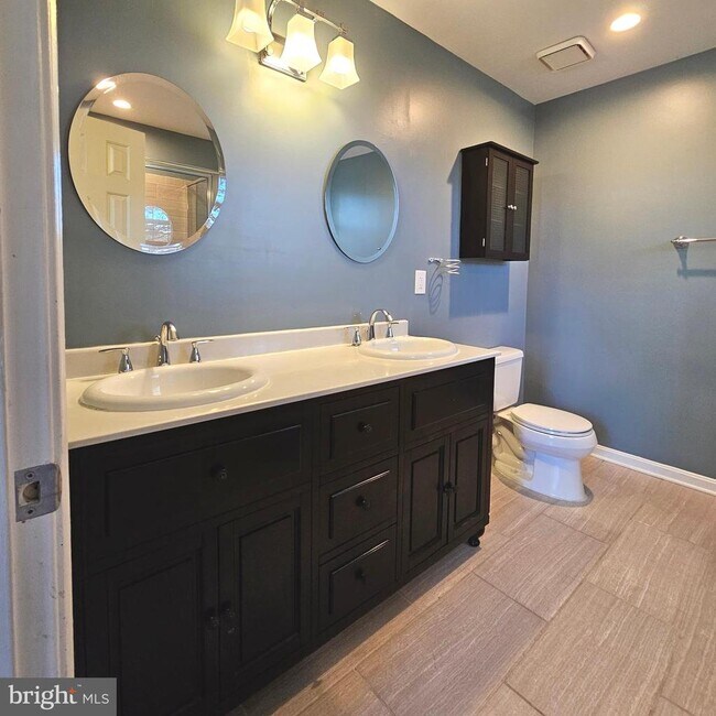 Building Photo - 13120 Misty Glen Ln