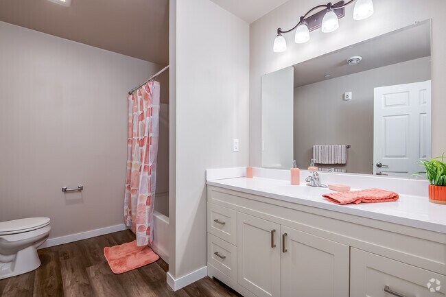 2BR, 1BA - 825SF - Bathroom - Friar House Flats