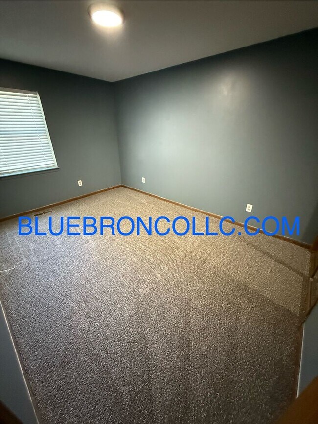 Building Photo - Newly renovated beautiful 3 bedroom home, new flooring and fresh paint!