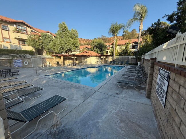 Building Photo - 3 Bedroom Townhome for Rent in Canyon Coun...