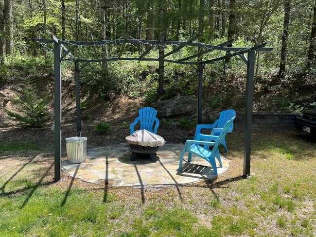 Building Photo - 251 Landwood Ln