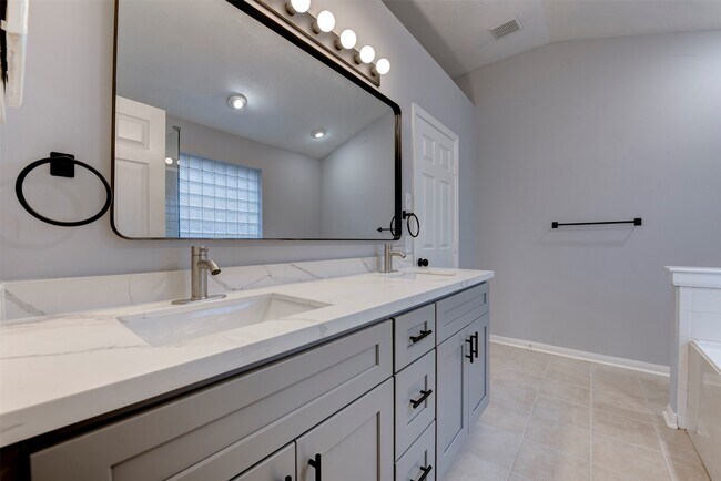 Building Photo - 9026 Eaglecove Dr