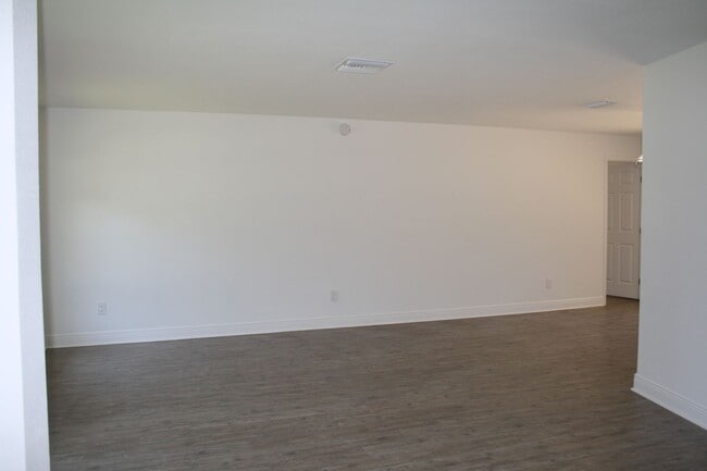 Building Photo - Enjoy Peaceful Living in this Northdale Co...
