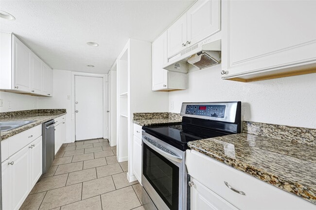 Building Photo - 1718 Foxwood Ct