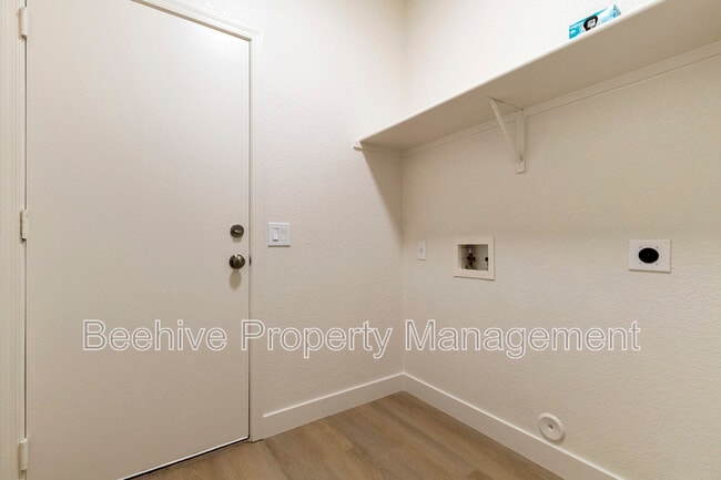 Building Photo - 220 N 110th St