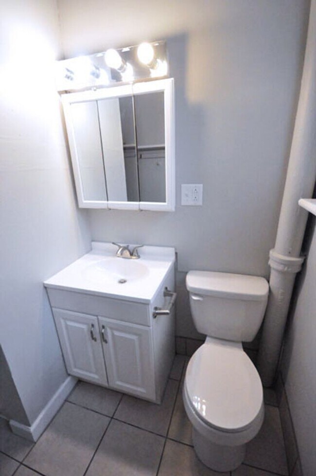 Building Photo - 131 W 8th Ave