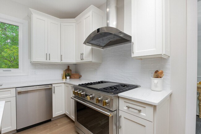 Building Photo - Stylish Renovation with Golf Course Views in a Prime Raleigh Location!