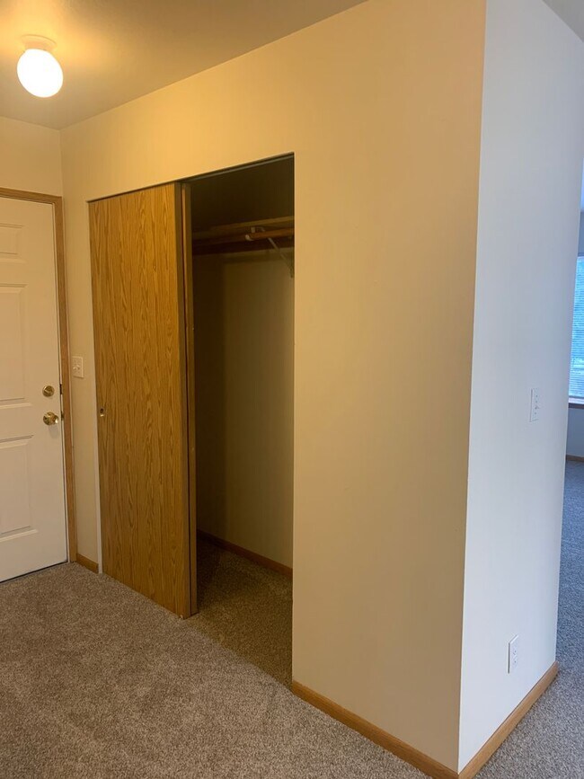 Building Photo - NE Bend Apartment Available 7/1