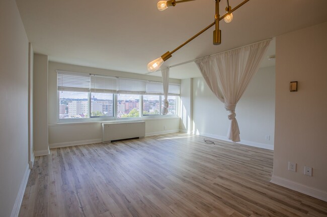 Building Photo - Lovely Studio Condo Unit in Dupont Circle!