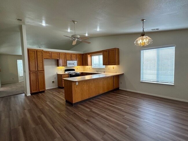 Building Photo - 4 BED 2 BATH HOME IN THE RAVENWOOD SUBDIVISION