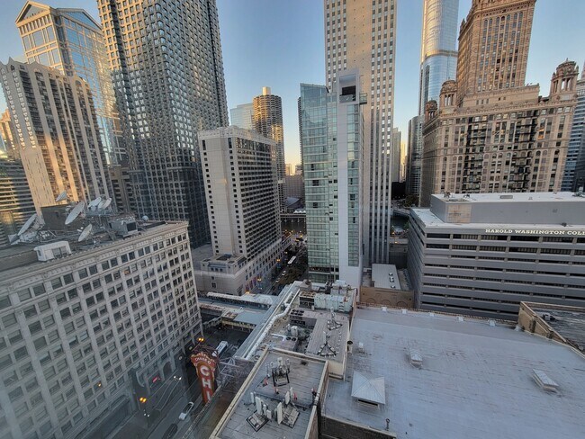 Building Photo - 8 E Randolph St
