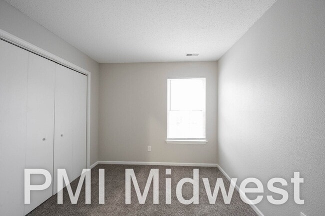 Building Photo - "Charming 4-Bed Family Home with Spacious Layout in Indianapolis!"