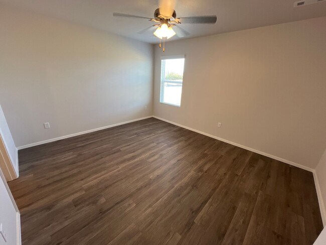 Building Photo - Beautiful 3 Bed, 2 Bath Home in Somerset – Pre-Leasing Now!