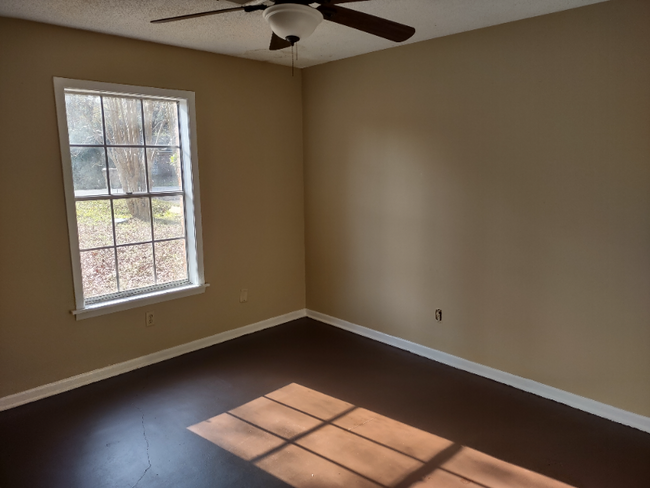 Building Photo - 306 Holly Ridge Dr