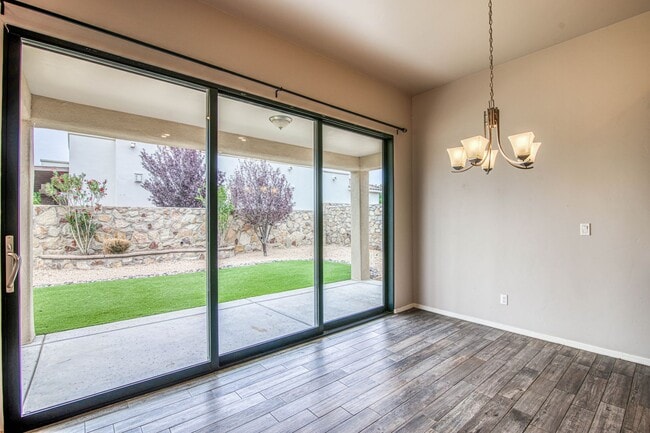 Building Photo - Beautiful Westside home with 3 bed-2 baths...
