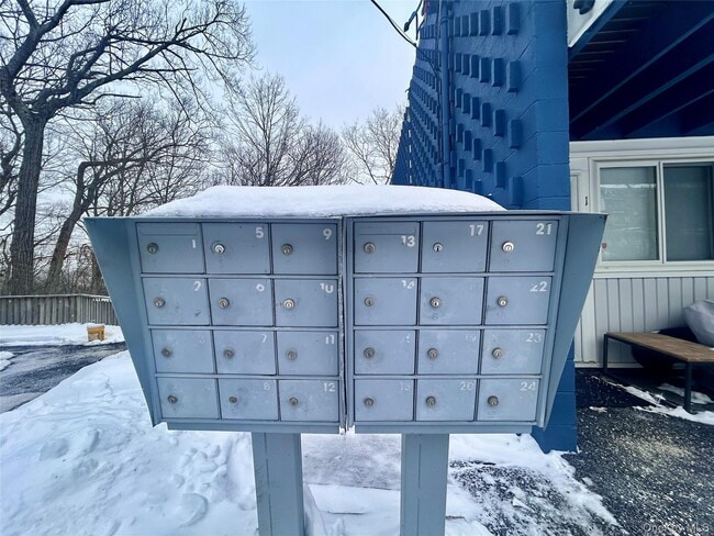 Building Photo - 9 Wyndover Woods Ln