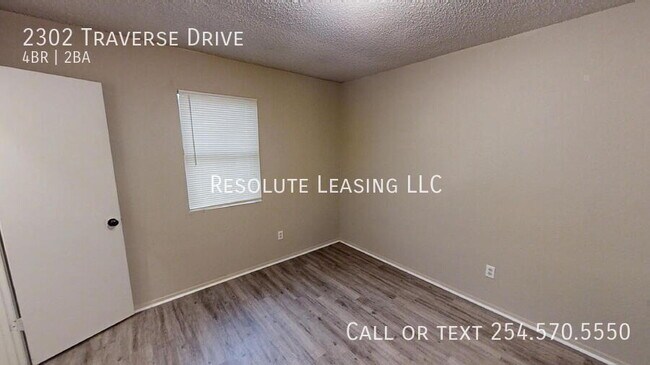 Building Photo - 2302 Traverse Dr