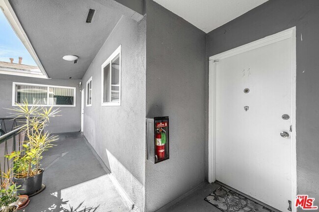 Building Photo - 1445 S Sherbourne Dr