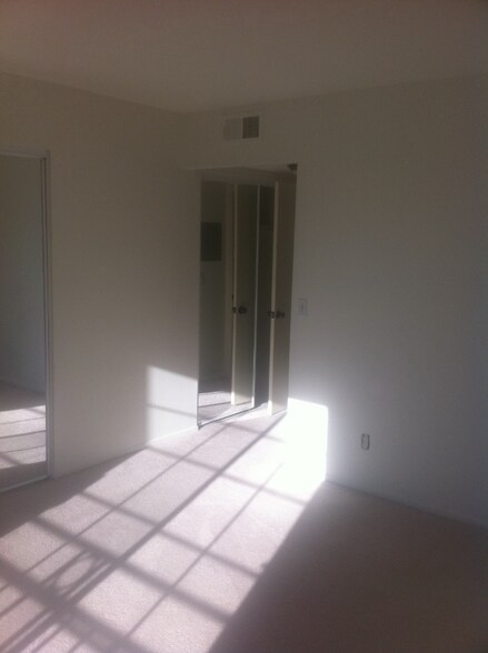 Building Photo - 3031 Grand View Blvd