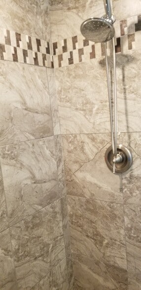 Master Bath - 1044 2ND PL
