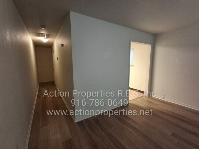 Building Photo - Central Roseville -Duplex 1 Bed, 1 Bath Duplex Large Fenced Yard, Gardener Included - No Laundry ...
