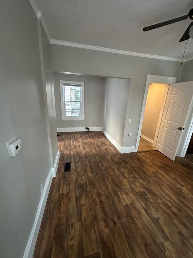 Building Photo - 684 W Broad St