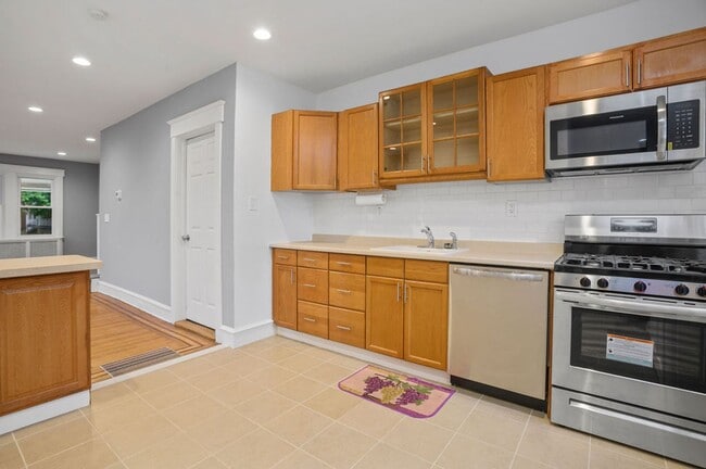 Building Photo - FIRST MONTH FREE* Large Twin Home! One (1) Car Garage, W/D Hookups in basement, Stainless Applian...