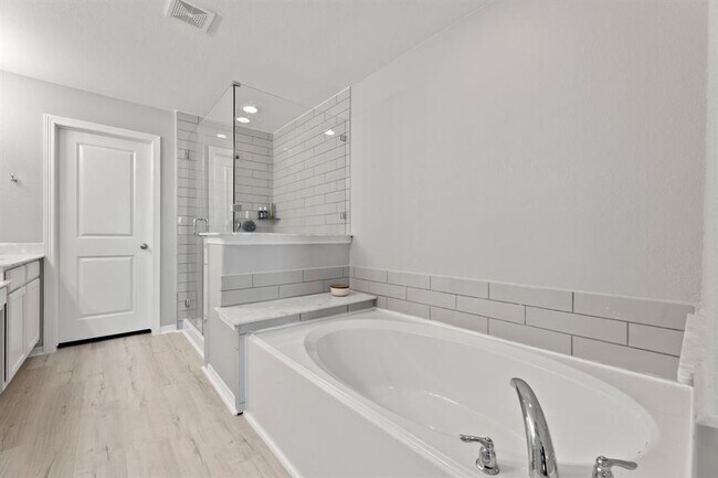 Building Photo - 709 N Bayshore Dr