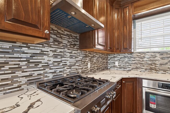 Building Photo - 2410 Engeling Rd