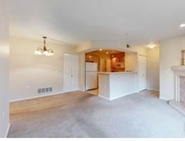 Building Photo - Cozy Two Bed/Two Bath Condo in Convenient ...