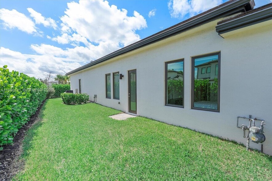 Building Photo - 3502 Ashwood Cir N