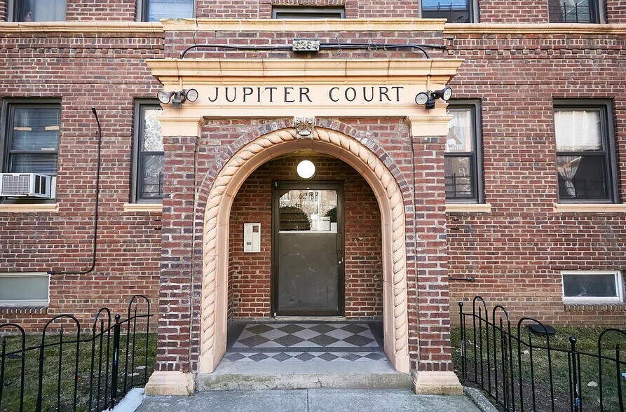 Building Photo - 6264 Saunders St