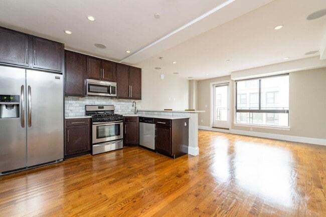 Building Photo - 331 D St