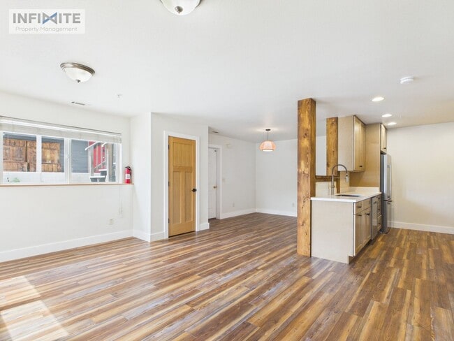 Building Photo - Updated 2 Bedroom in Belgrade