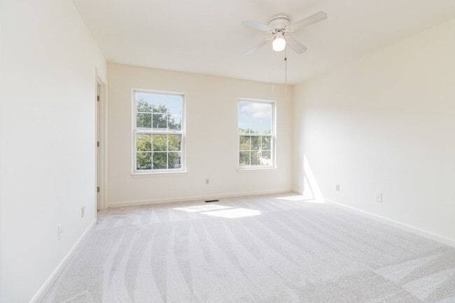 Building Photo - 3 Bedroom Townhome in Lee's Hill!