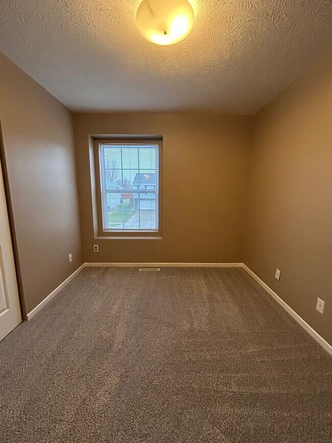 Building Photo - Spacious Split Level Living in Millard with a Backyard You’ll Love