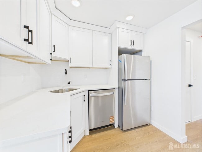 Building Photo - 10 W Railroad Ave